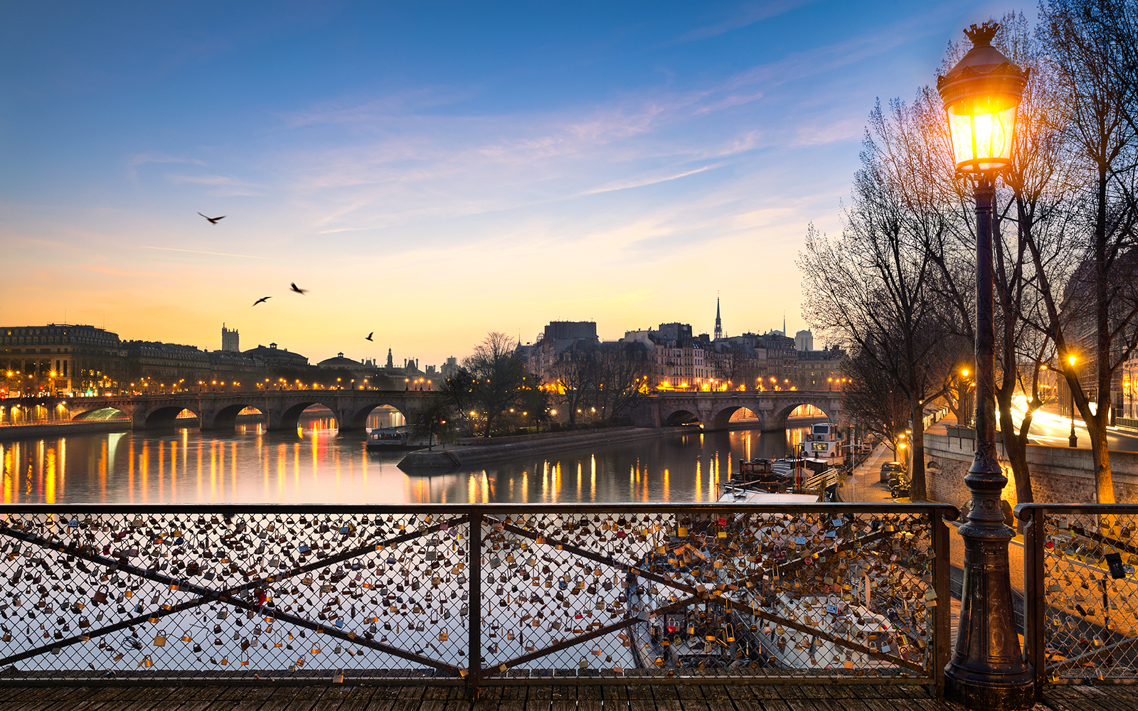 1-Hour Paris Illuminated Evening Sightseeing Cruise tickets in Paris - Features | TickYourList