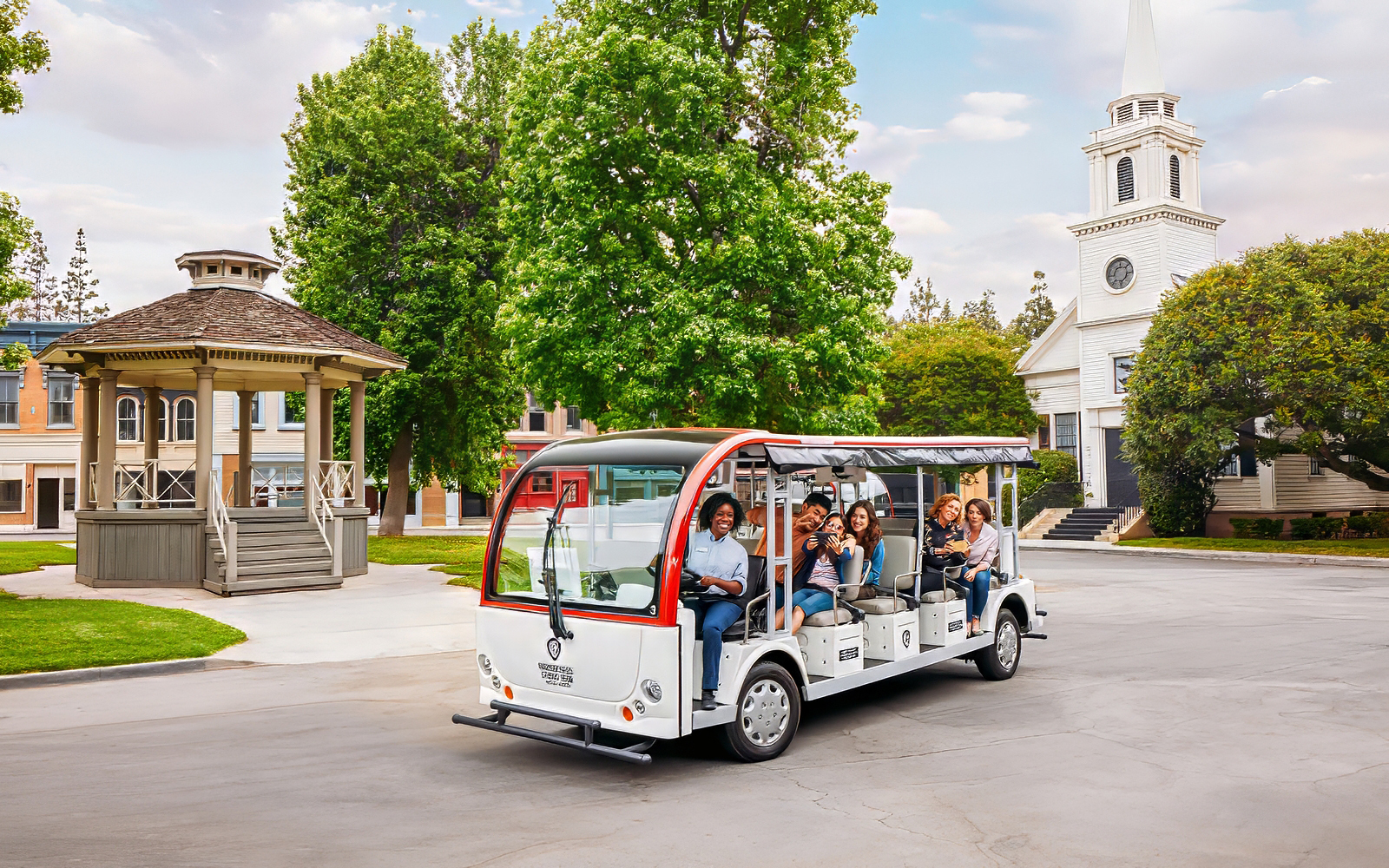 Combo (Save 10%): Aquarium of the Pacific Skip-the-Line Tickets + Warner Bros. Studio Tour Hollywood in Los Angeles - Features | TickYourList
