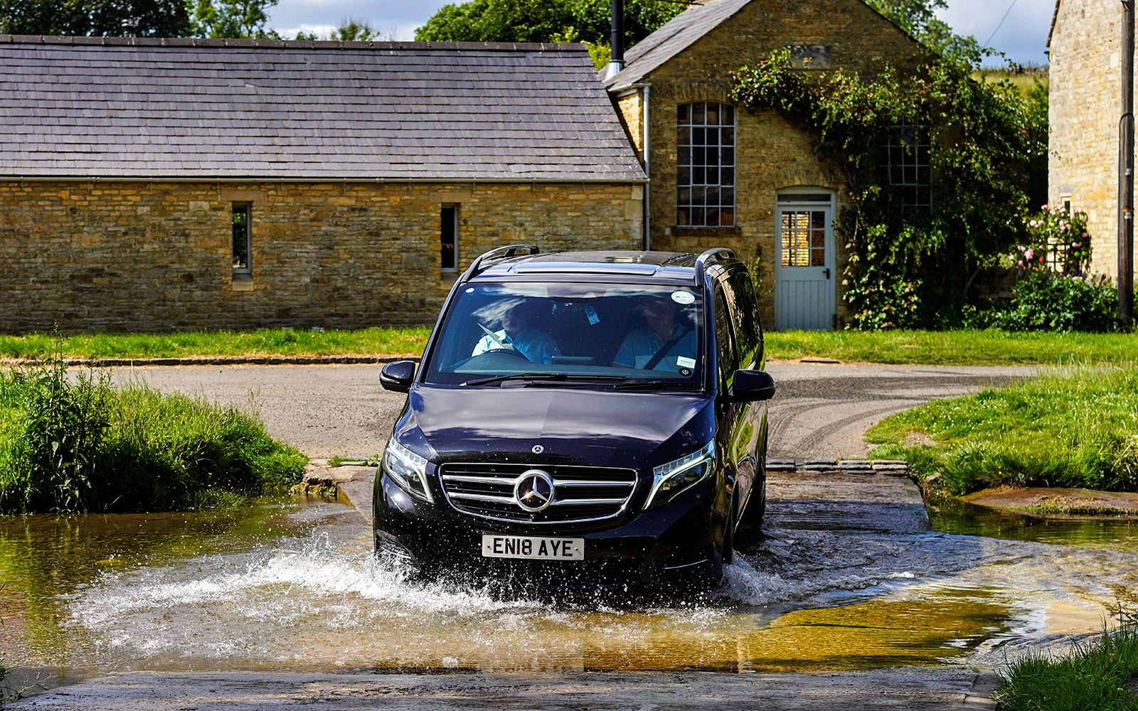 From London: Oxford and Cotswolds Day Trip with Country Pub Lunch tickets in London - Features | TickYourList