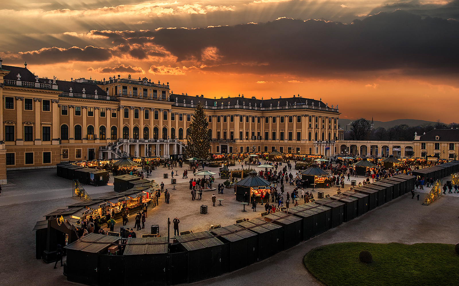 Schönbrunn Palace: Mozart & Strauss Concert & Christmas Market